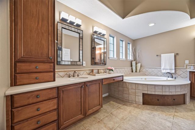 10 Mirror Ridge Drive, The Woodlands, TX 77382