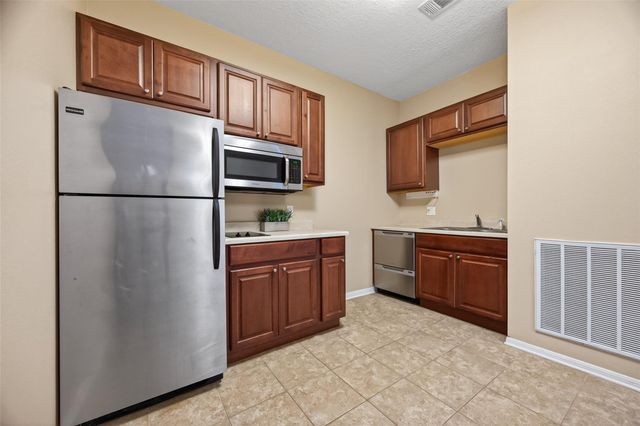 10 Mirror Ridge Drive, The Woodlands, TX 77382