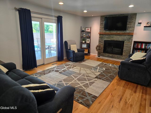 1016 Gates Drive, Rotterdam, NY 12306