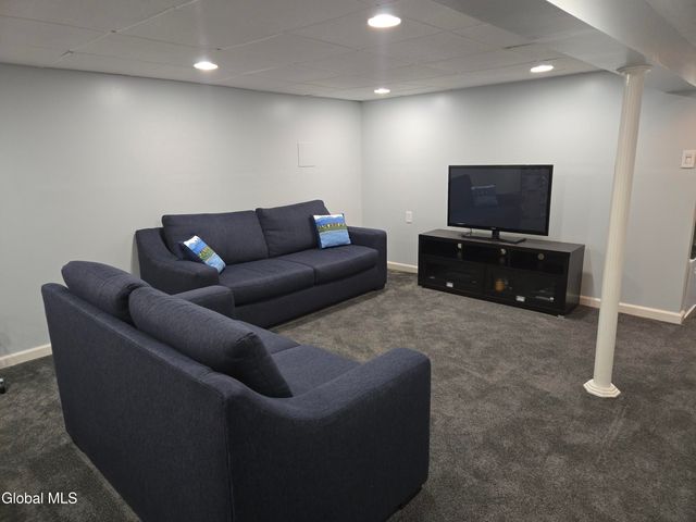 1016 Gates Drive, Rotterdam, NY 12306
