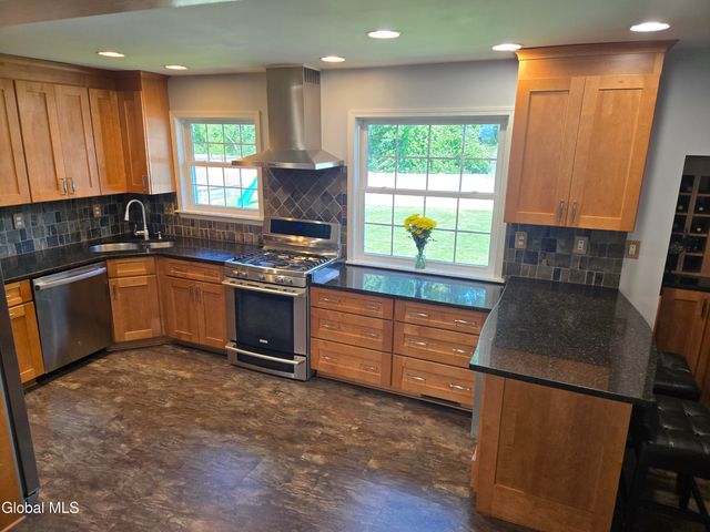 1016 Gates Drive, Rotterdam, NY 12306