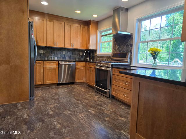1016 Gates Drive, Rotterdam, NY 12306