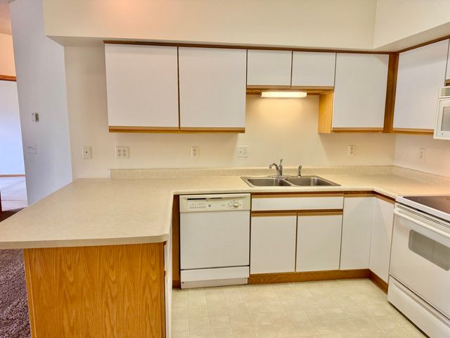 2706 Triple Crown Lane 1, Iowa City, IA 52240