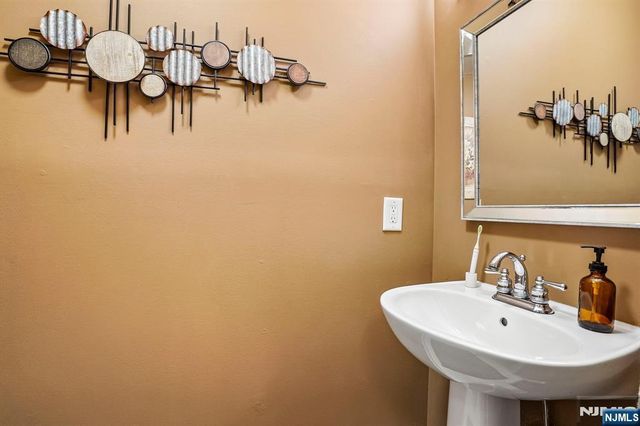 16 Langdale Road, Wayne, NJ 07470