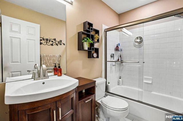 16 Langdale Road, Wayne, NJ 07470