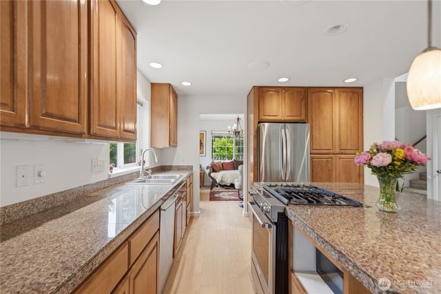 2484 Soundview Drive NE, Bainbridge Island, WA 98110