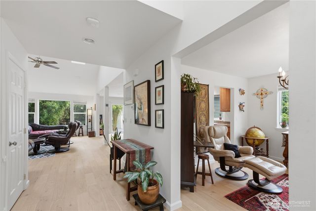 2484 Soundview Drive NE, Bainbridge Island, WA 98110