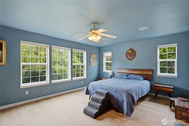 2484 Soundview Drive NE, Bainbridge Island, WA 98110