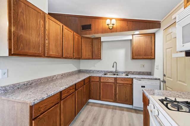 1582 3rd Street E, Saint Paul, MN 55106