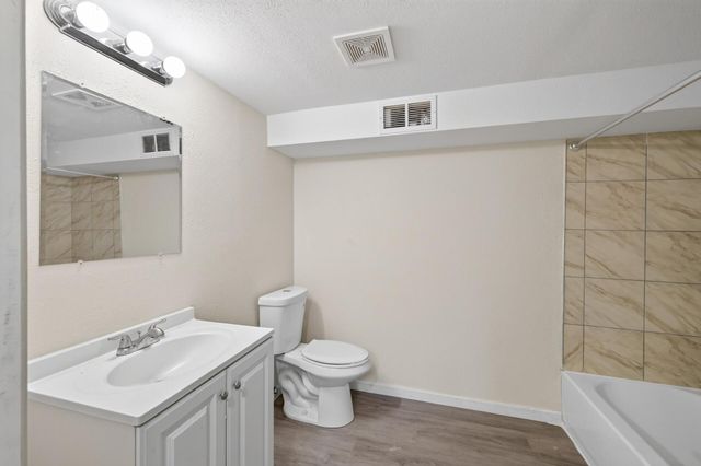 1582 3rd Street E, Saint Paul, MN 55106