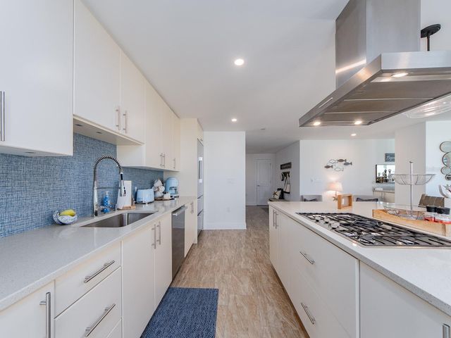 15 AVALON STREET 403, Clearwater Beach, FL 33767