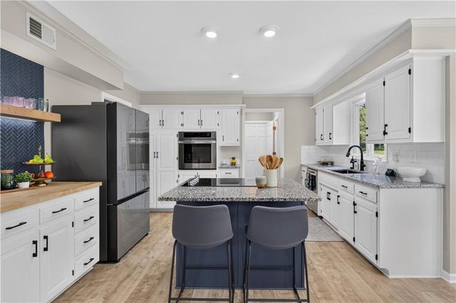 304 NW Aspen Street, Lee's Summit, MO 64064
