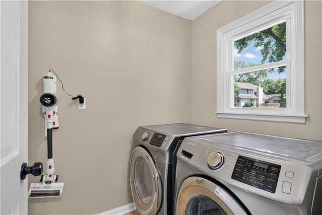 304 NW Aspen Street, Lee's Summit, MO 64064