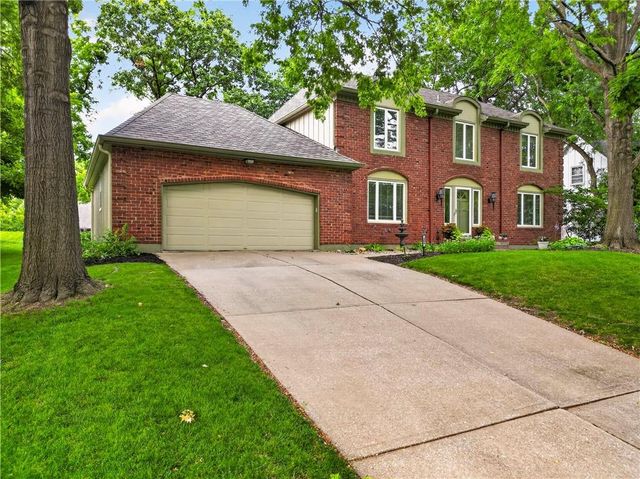 304 NW Aspen Street, Lee's Summit, MO 64064