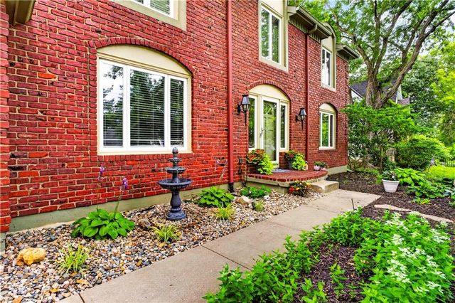 304 NW Aspen Street, Lee's Summit, MO 64064