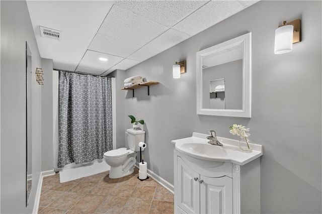 304 NW Aspen Street, Lee's Summit, MO 64064