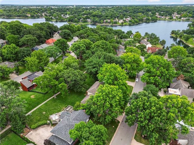 304 NW Aspen Street, Lee's Summit, MO 64064