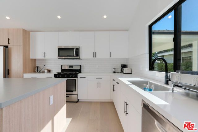 19602 Hamlin Street, Reseda (los Angeles), CA 91335