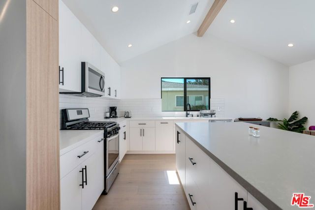 19602 Hamlin Street, Reseda (los Angeles), CA 91335