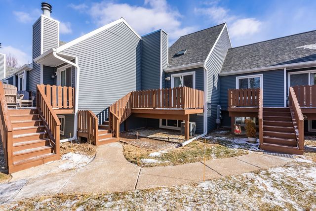 3558 N WILLOW Court, Bettendorf, IA 52722