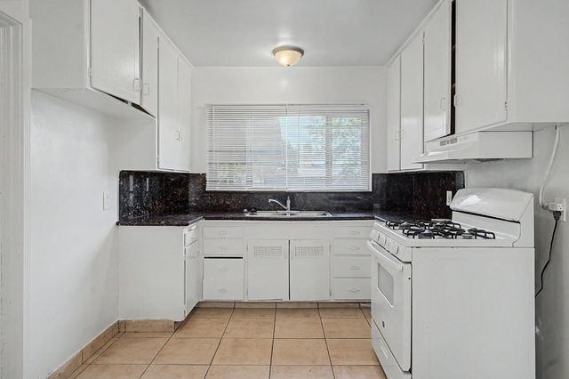 2306 E Dayton, Fresno, CA 93726