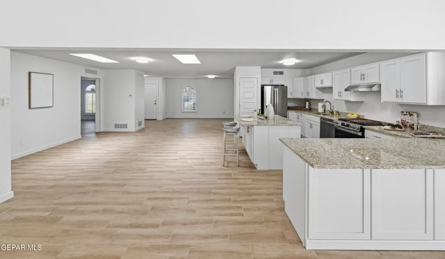 670 BLUFF CANYON Circle, El Paso, TX 79912