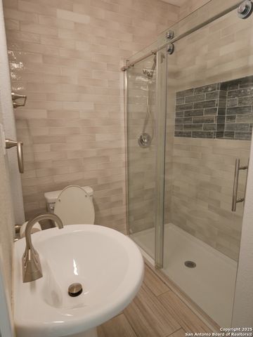 1142 W Lynwood, San Antonio, TX 78201