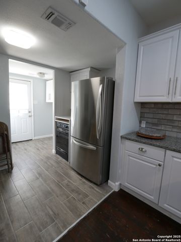 1142 W Lynwood, San Antonio, TX 78201