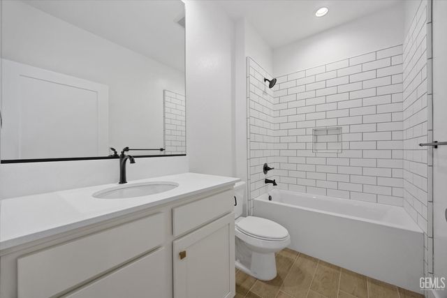 7017 Travata Court, Bakersfield, CA 93314