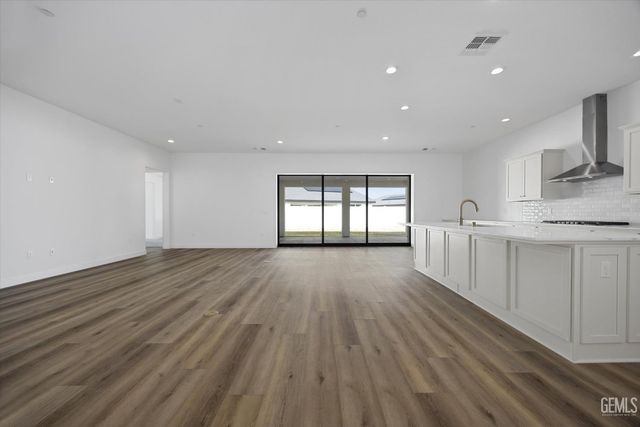 7017 Travata Court, Bakersfield, CA 93314