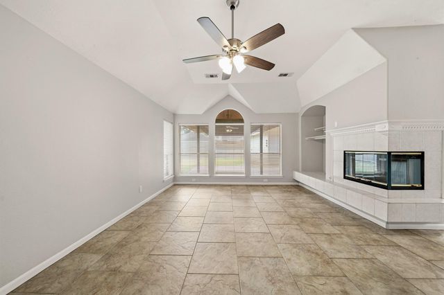2710 W Oaks Circle E, Pearland, TX 77584