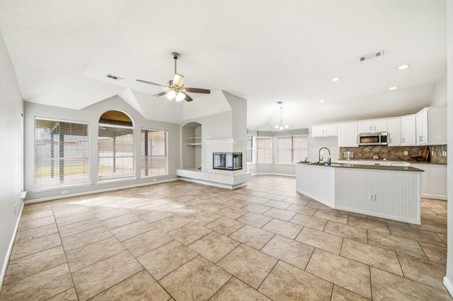 2710 W Oaks Circle E, Pearland, TX 77584