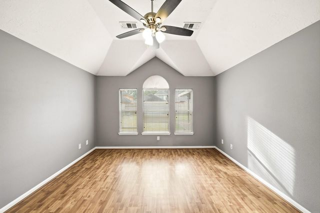 2710 W Oaks Circle E, Pearland, TX 77584