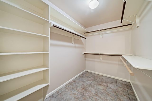 2710 W Oaks Circle E, Pearland, TX 77584