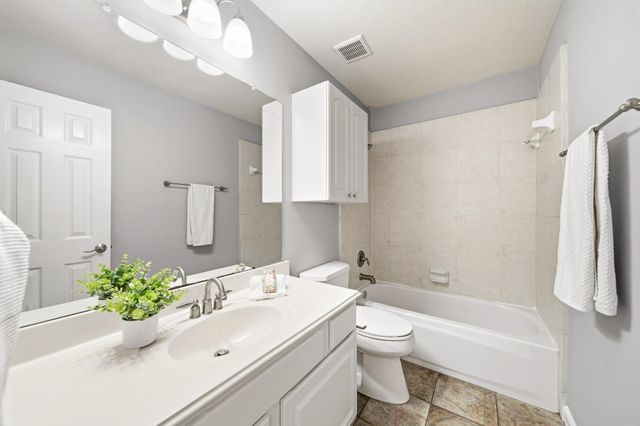 2710 W Oaks Circle E, Pearland, TX 77584