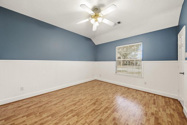 2710 W Oaks Circle E, Pearland, TX 77584