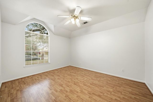 2710 W Oaks Circle E, Pearland, TX 77584