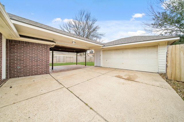 2710 W Oaks Circle E, Pearland, TX 77584