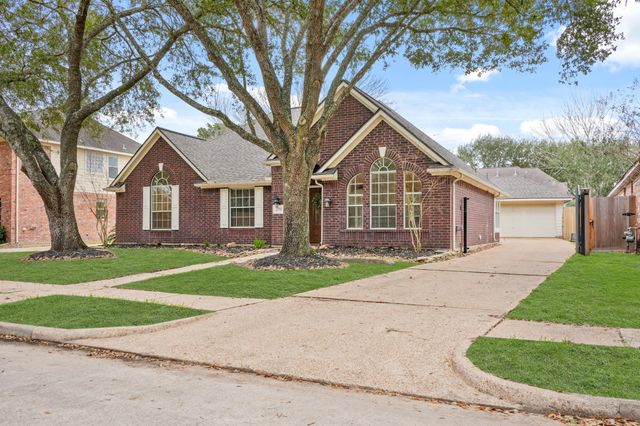 2710 W Oaks Circle E, Pearland, TX 77584