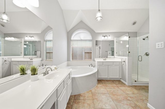 2710 W Oaks Circle E, Pearland, TX 77584