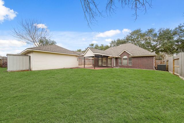 2710 W Oaks Circle E, Pearland, TX 77584