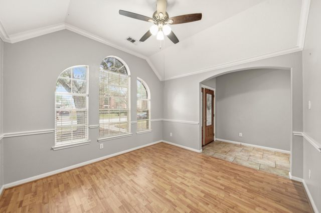 2710 W Oaks Circle E, Pearland, TX 77584