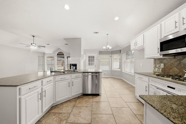 2710 W Oaks Circle E, Pearland, TX 77584