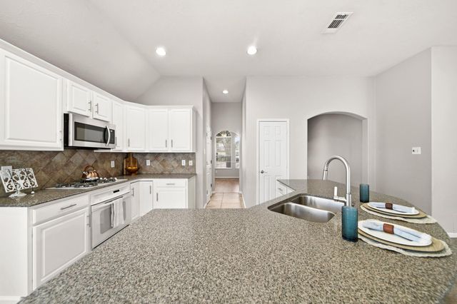 2710 W Oaks Circle E, Pearland, TX 77584