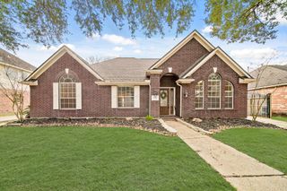 2710 W Oaks Circle E, Pearland, TX 77584