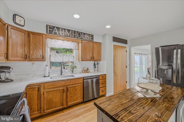 211 CRESTVIEW LN, Berkeley Springs, WV 25411