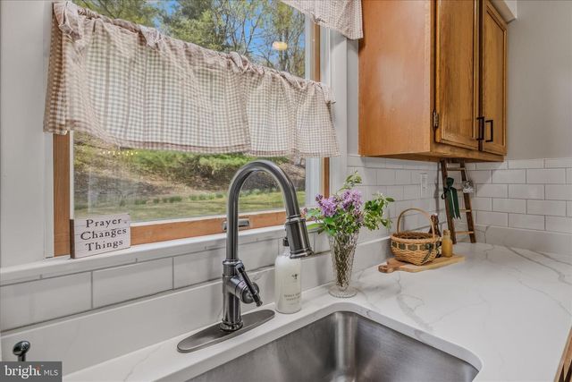 211 CRESTVIEW LN, Berkeley Springs, WV 25411
