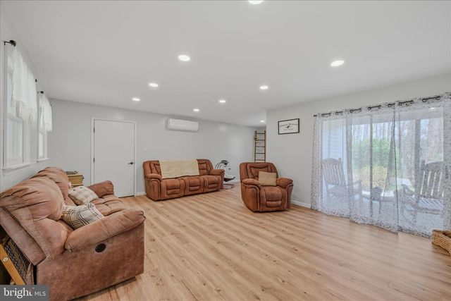 211 CRESTVIEW LN, Berkeley Springs, WV 25411