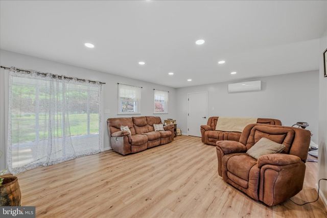 211 CRESTVIEW LN, Berkeley Springs, WV 25411