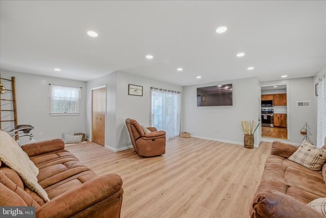 211 CRESTVIEW LN, Berkeley Springs, WV 25411